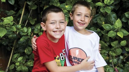 El abrazo entre mateo y su hermano Thiago resume la unión de esta familia.