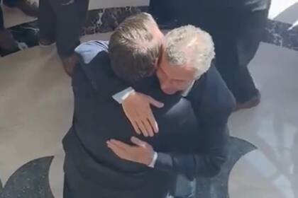 El abrazo entre Mauricio Macri y Jair Bolsonaro al encontrarse antes de la asunción de Javier Milei