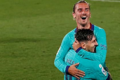 El abrazo entre Messi y Griezmann