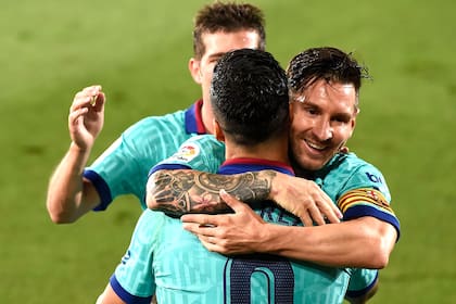 El abrazo entre Messi y Suárez, autor del segundo gol tras una gran jugada del argentino