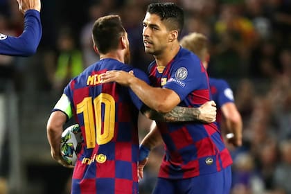 El abrazo entre Messi y Suárez; el argentino dio el pase para el segundo gol del uruguayo