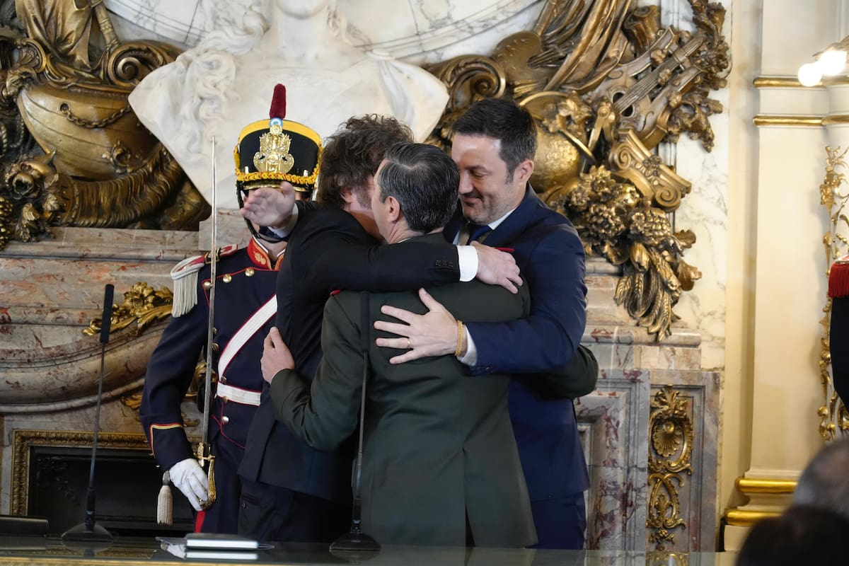 El abrazo entre Milei, Presti y Petri tras la jura