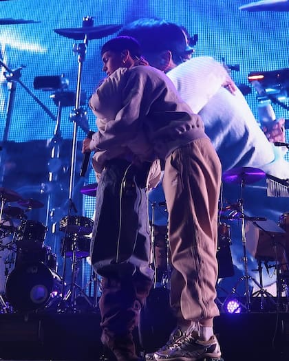 El abrazo entre Milo J y Tini después de cantar "Lo que me causa"
