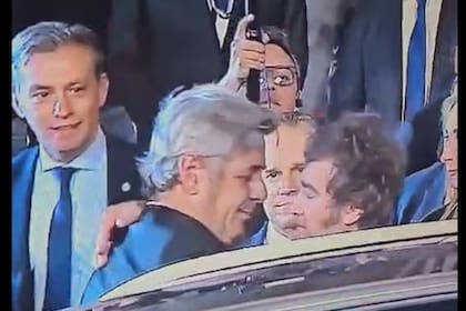 El abrazo entre Nicolás Pino (SRA) y el presidente Javier Milei a la salida de la función de gala en el Teatro Colón tras la asunción del jefe de Estado
