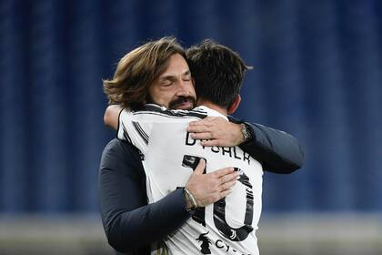 El abrazo entre Paulo Dybala y Andrea Pirlo en el festejo del gol que convirtió el futbolista argentino