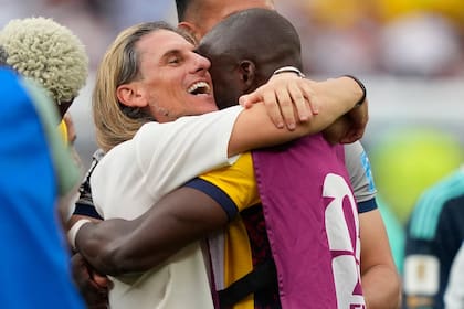 El abrazo entre Sebastián Beccacece y Enner Valencia tras el triunfo de Ecuador por 2-1 ante Alemania