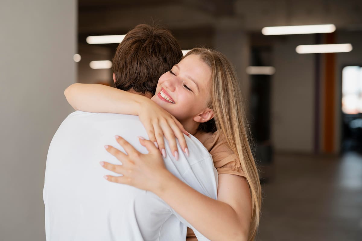 El abrazo es una de las formas más comunes de demostrar cariño (Foto: Freepik)