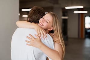 El abrazo es una de las formas más comunes de demostrar cariño (Foto: Freepik)
