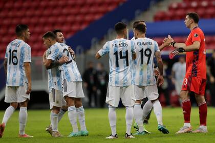 El abrazo final argentino, después de una gran victoria sobre Uruguay