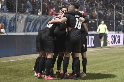 El abrazo grupal de Independiente, que consiguió un duro triunfo frente a Atlético Tucumán