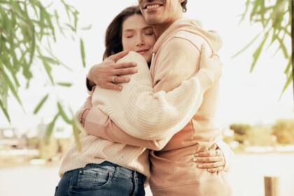 El abrazo libera biológicamente hormonas como la oxitocina, la serotonina y las endorfinas