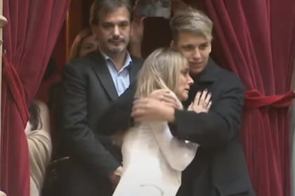 El abrazo Malena Galmarini y su hijo Tomás en la renuncia de Sergio Massa a su banca en la Cámara de Diputados