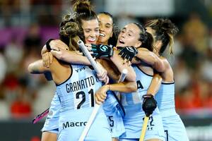 El abrazo para Agustina Albertario, autora del segundo gol ante Alemania