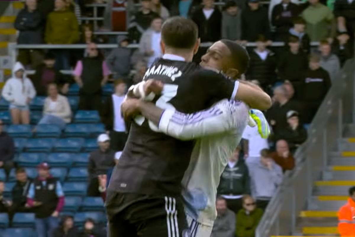 El abrazo para Dibu Martínez después de su asistencia para el segundo gol de Aston Villa