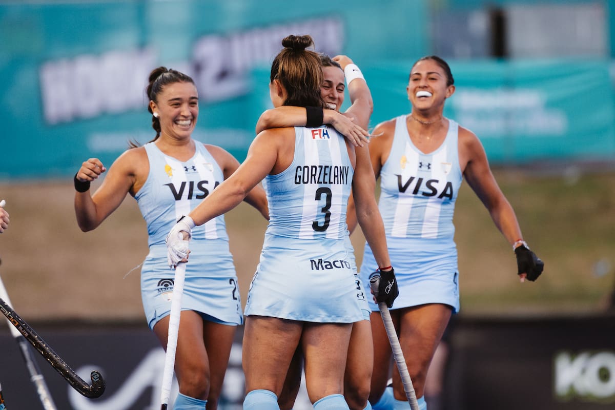 El abrazo para la goleadora Agustina Gorzelany en e triunfo de las Leonas vs. Irlanda por 5 a 0
