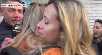 El abrazo reconfortante entre Julieta Prandi y su hermana Natalia tras conocerse la sentencia (Foto: Captura América TV)