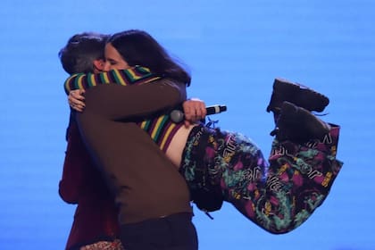 El abrazo triunfal entre Ofelia Fernández y Matías Lammens