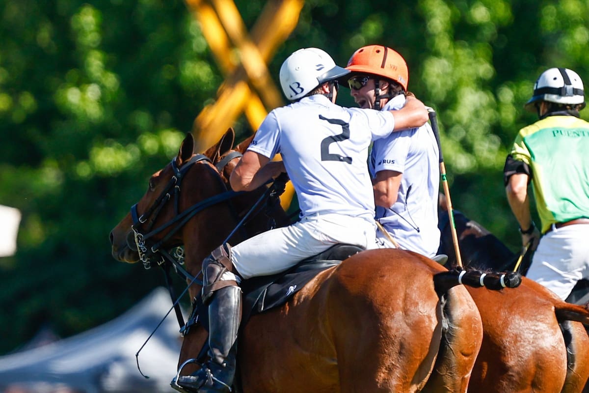 El abrazo y la felicidad de Alfredo Bigatti y del Torito Victorino Ruiz Jorba: Los Machitos volvió a ganar en el final