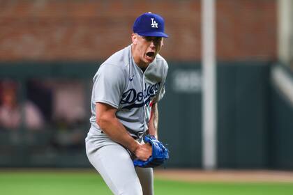 El abridor Bobby Miller, de los Dodgers de Los Ángeles, festeja tras conseguir un ponche ante los Bravos de Atlanta, durante el juego del martes 23 de mayo de 2023 (Jason Getz/Atlanta Journal-Constitution via AP)