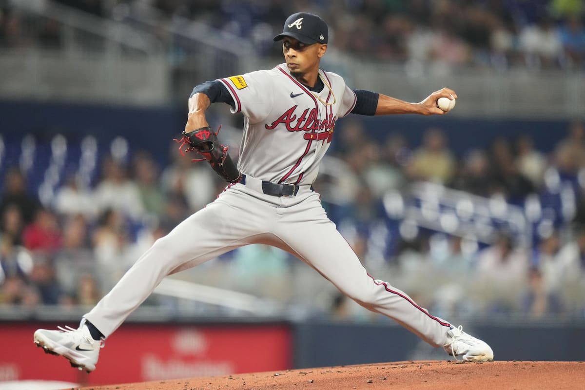 El abridor de los Bravos de Atlanta Ray Kerr lanza en la primera entrada ante los Marlins de Miami e