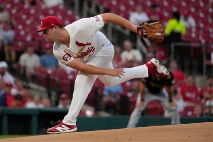 El abridor de los Cardenales de San Luis Andre Pallante lanza en la primera entrada del encuentro ante los Piratas de Pittsburgh el lunes 16 de septiembre del 2024. (AP Foto/Jeff Roberson)