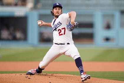 El abridor de los Dodgers de Los Ángeles, Trevor Bauer, realiza un lanzamiento en el primer inning del juego contra los Gigantes de San Francisco, el lunes 28 de junio de 2021, en Los Ángeles. (AP Foto/Jae C. Hong)