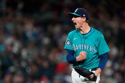 El abridor de los Marineros de Seattle George Kirby reacciona tras ponchar a Eugenio Suárez de los Diamondbacks de Arizona en la séptima entrada del juego del sábado 27 de abril del 2024. (AP Foto/Lindsey Wasson)