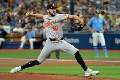 El abridor de los Orioles de Baltimore Grayson Rodriguez lanza en la primera entrada del juego ante los Rays de Tampa Bay el domingo 9 de junio del 2024. (AP Foto/Steve Nesius)