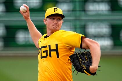 El abridor de los Piratas de Pittsburgh Mitch Keller lanza en la segunda entrada del encuentro ante los Mellizos de Minnesota el viernes 7 de junio del 2024. (AP Foto/Gene J. Puskar)