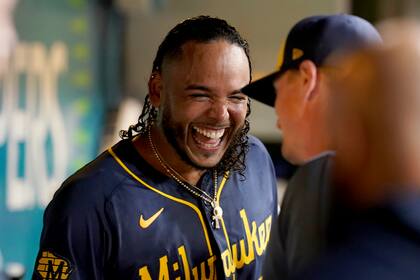 El abridor dominicano de los Cerveceros de Milwaukee, Freddy Peralta celebra en el banquillo tras conseguir su ponche 200 de la temporada durante la sexta entrada del juego de béisbol ante los Piratas de Pittsburgh, el miércoles 25 de septiembre de 2024, en Pittsburgh. (AP Foto/Matt Freed)