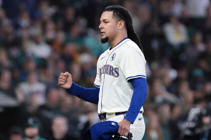 El abridor Luis Castillo, de los Marineros de Seattle, reacciona después de conseguir el tercer out en la séptima entrada del juego de béisbol en contra de los Angelinos de Los Ángeles, el domingo 2 de junio de 2024, en Seattle. (AP Foto/Jason Redmond)