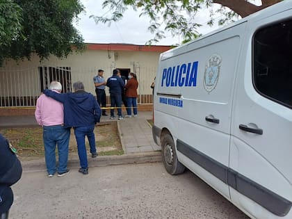 El abuelo de Diana Gómez Russo (de camisa rosa), desconsolado durante el operativo policial en la puerta de la casa donde murió su nieta, en la ciudad santiagueña de La Banda