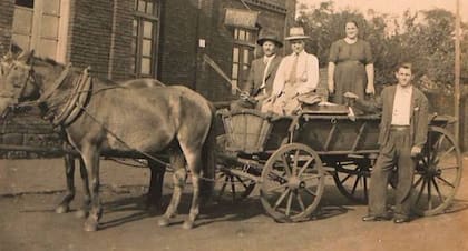 El abuelo de Rodolfo Tkachuk, Miguel (de sombrero claro), junto a su abuela Ana Olexin, en su carro en Apóstoles donde semanalmente llevaban mercadería para comerciar