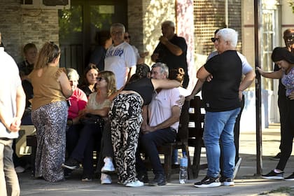 El abuelo del joven es consolado por un familiar