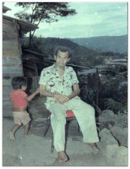 El abuelo Josefito fue la primera experiencia que Albeiro tuvo cuidando a un adulto mayor, a los 6 años