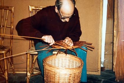 El abuelo trabajando el mimbre