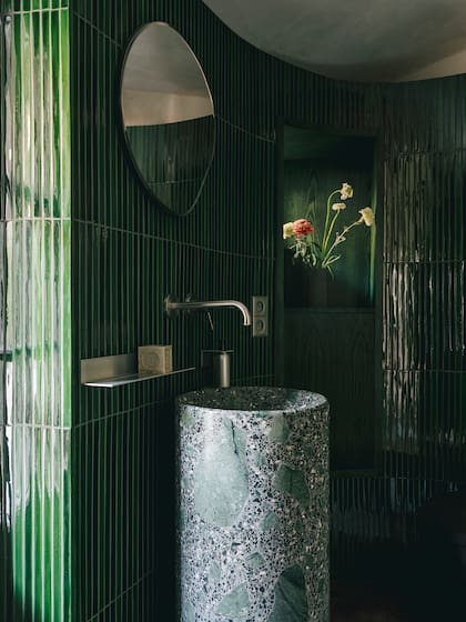 El acabado verde brillante multiplica la luz de las pequeñas ventanas.