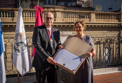 El académico finlandés Jari Lavonen recibió el primer doctorado honoris causa de la UdelaCiudad de manos de su rectora, María Florencia Ripani
