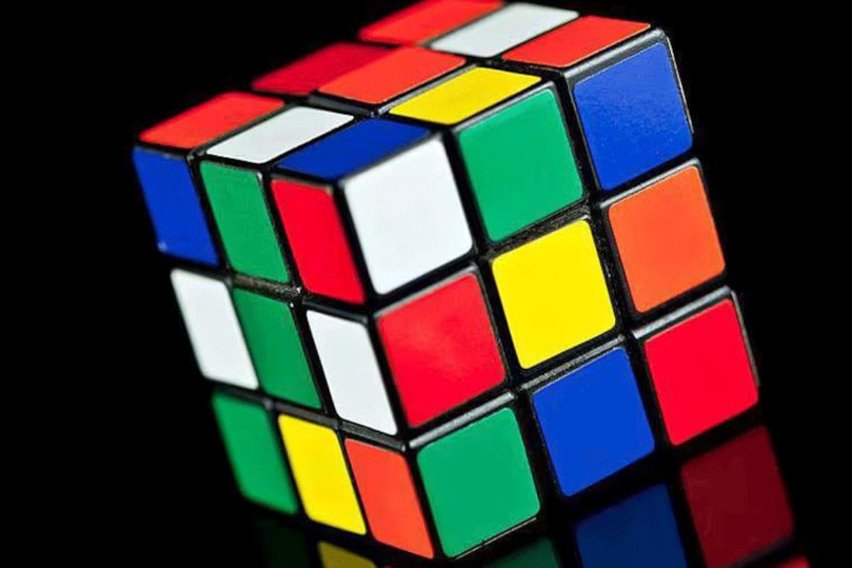 El académico húngaro Erno Rubik solicitó la patente de su invento en 1975