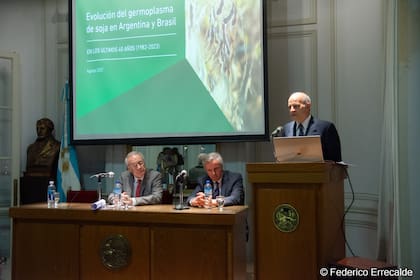 El académico Martín Oesterheld hizó la presentación del nuevo miembro de la institución