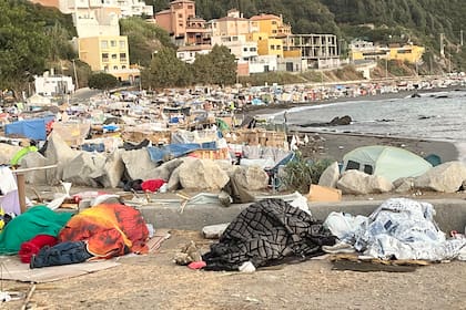 El acampe en la playa Trampolín en Ceuta