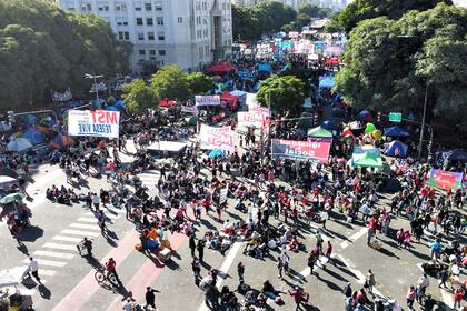 La última marcha de los piqueteros de izquierda copó la 9 de Julio; mañana van a Plaza de Mayo.