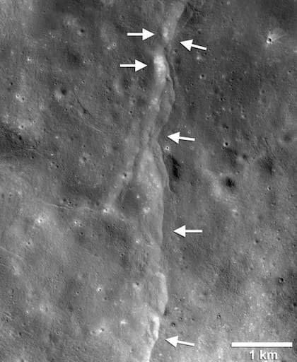 El acantilado de falla es como un escalón en el paisaje lunar, que se forma cuando la corteza cercana a la superficie se compacta, se rompe y se eleva a lo largo de una falla a medida que la Luna se contrae