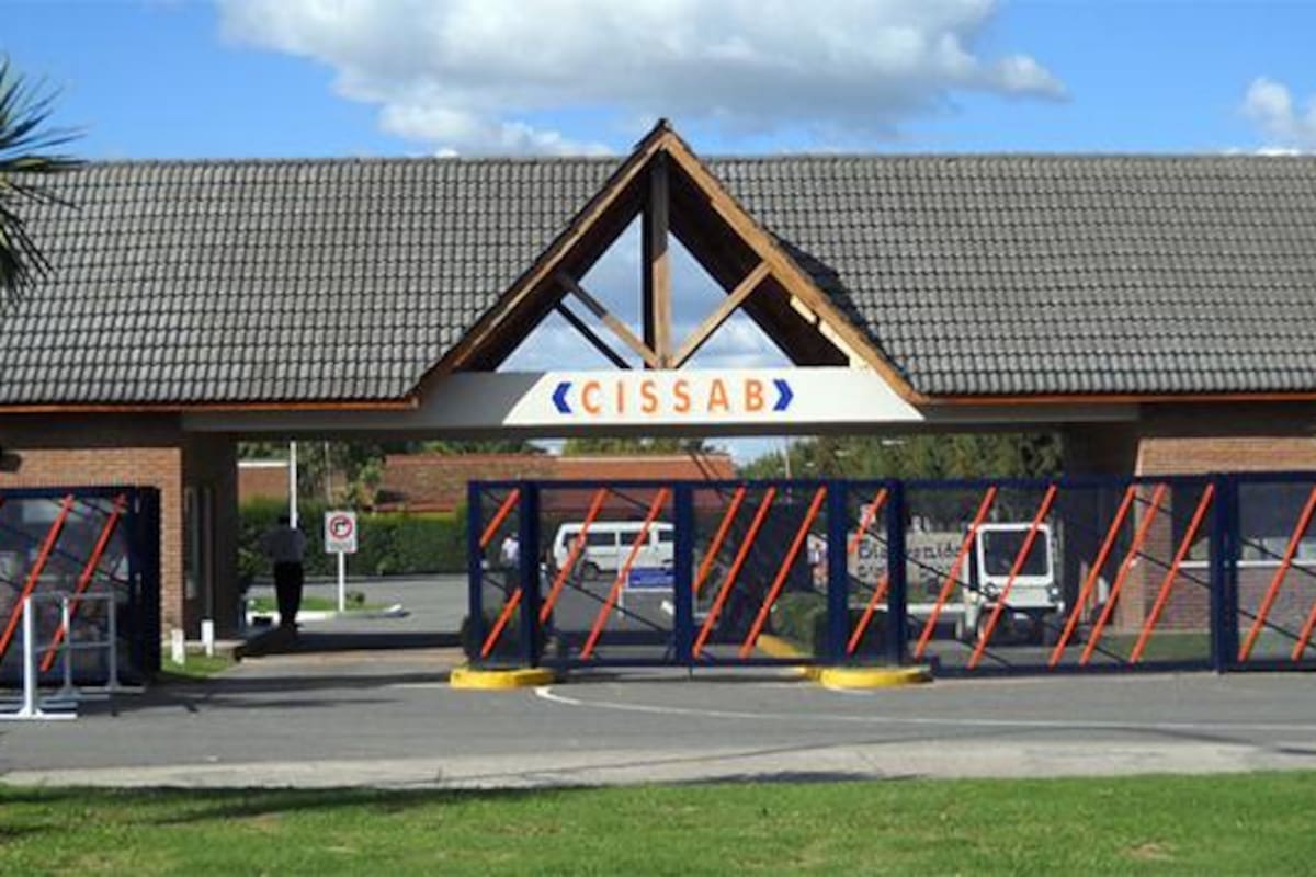 El acceso a Cissab, en Tristán Suárez, partido de Ezeiza