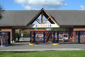 El acceso a Cissab, en Tristán Suárez, partido de Ezeiza