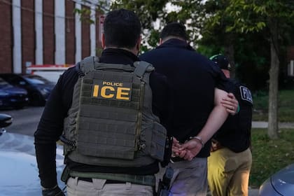 El acceso a estos recursos está estrictamente condicionado a que las jurisdicciones cooperen activamente con las autoridades federales en la persecución y arresto de inmigrantes indocumentados
