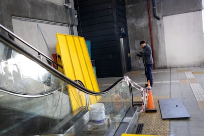 El acceso a la escalera fue delimitado con cintas mientras continúan las tareas sobre la estructura