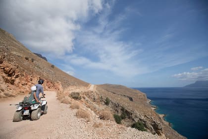 El acceso a la playa es por un camino de tierra al filo de la montaña, con vistas espectaculares.