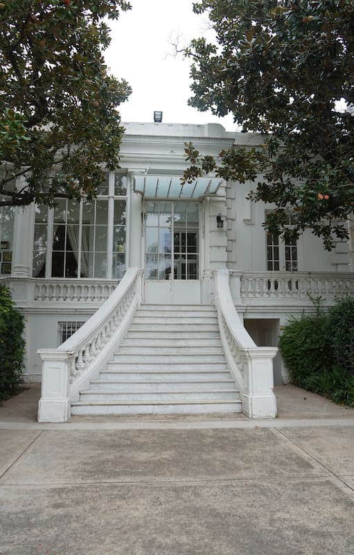 El acceso a la School House, el edificio más antiguo de la sede de Olivos.