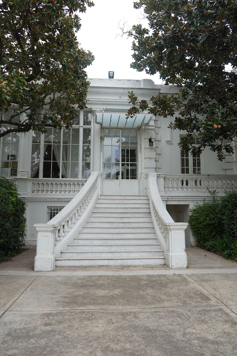 El acceso a la School House, el edificio más antiguo de la sede de Olivos.